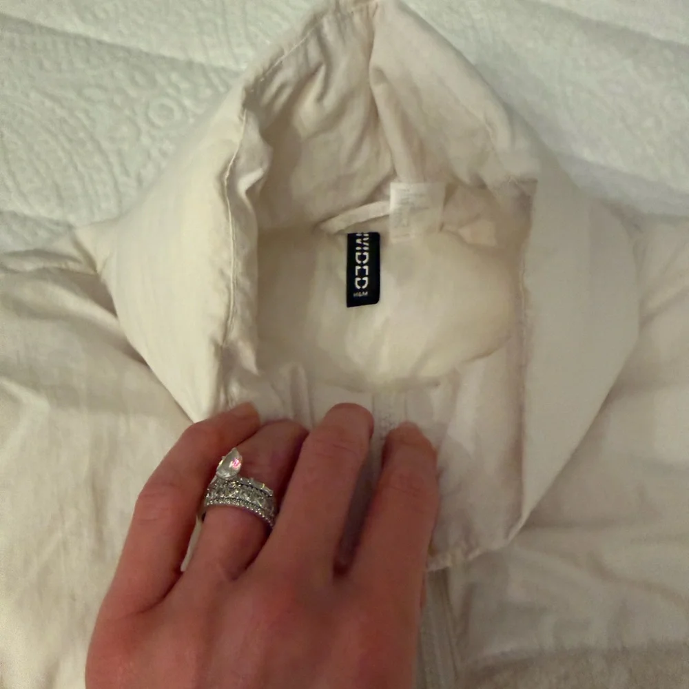 H&M Cream and Beige Puffer Faux-Sherpa Vest - Picture 3 of 5